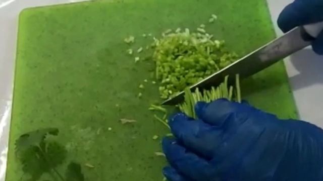 Лёгкий и быстрый в приготовлении салат из куриного филе и зёрен граната / Готовит мама смотреть онлайн