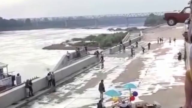 В Уфе на Набережную вылетела легковушка смотреть онлайн