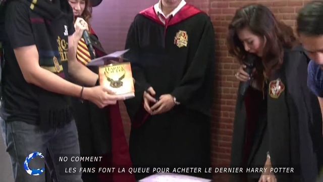 Les fans font la queue pour acheter le dernier Harry Potter смотреть онлайн