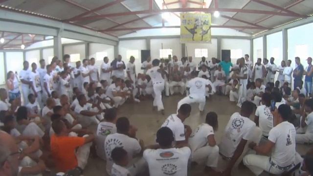 (2018.12.16) BATIZADO E TROCA DE CORDÉIS CAPOEIRA RAÇA - GEOLÂNDIA/BA смотреть онлайн