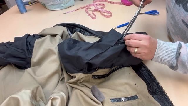 ЗАМЕНА ПОДКЛАДКИ на кожаной куртке - частично, по низу смотреть онлайн