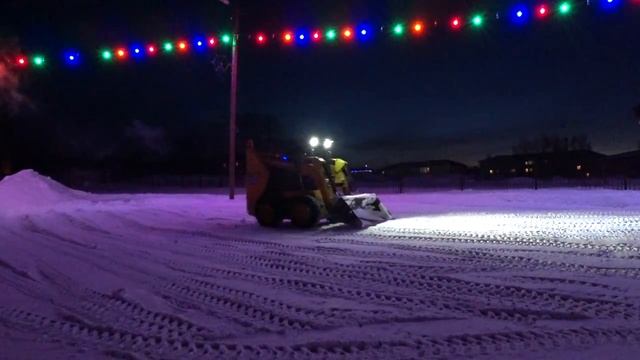 Работа на мини погрузчике ,чистим площадь вокруг Сузунской ёлки. смотреть онлайн