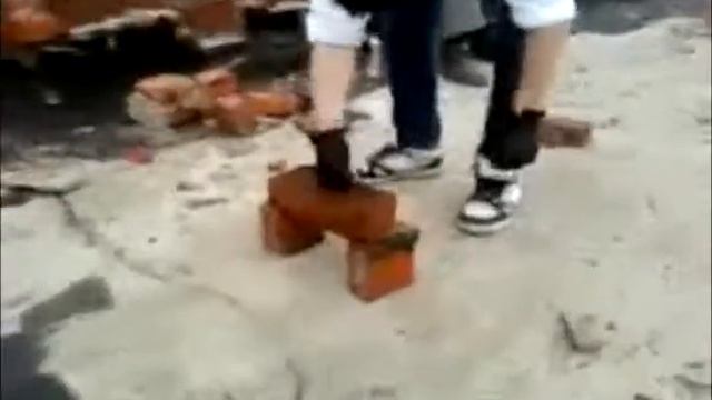 Диман разбивает кирпич.mp4 смотреть онлайн