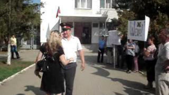 Боженовская клика пикетирует суд - 4 смотреть онлайн