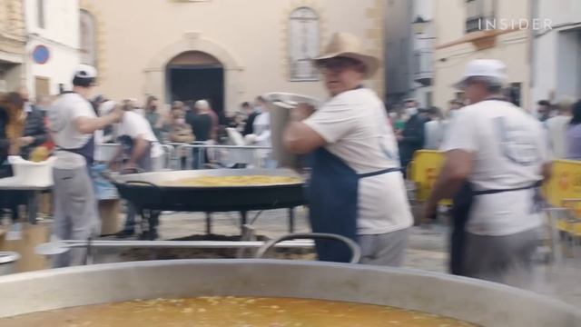 How 160-Kilogram Paellas Feed 1,400 People In Spain | Big Batches | Food Insider смотреть онлайн