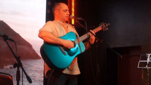 Роман Грачев - "Мне нельзя". Проект "Гитара по кругу от бабы Лены"