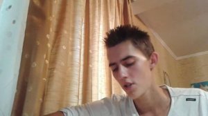 парень красиво поет под гитару (нервы) 2