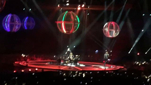 Muse - Supermassive Black Hole @AccorHotels Arena (full song) смотреть онлайн