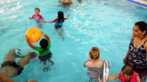 ✔Видео для детей. Девочка Вика едет в бассейн | Swimming pool visit