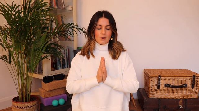 Mothering lotus mudra 🪷 How to do mothering lotus mudra 🪷 WELL WITH HELS смотреть онлайн