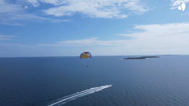 Fly like a bird around and above our ROBINSON Noonu смотреть онлайн