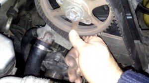 Audi A6 C4  2.6 - 2.8 замена термостата одной рукой.