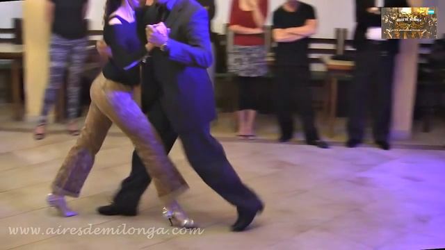 Escuela de tango: El torso del hombre mueve la pierna de la mujer. смотреть онлайн