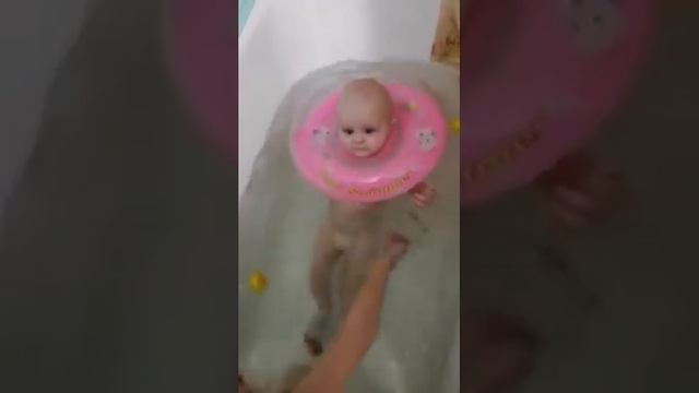 Моя двоюродная сестра купаются в носочках и в труселях смотреть онлайн
