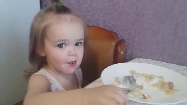 Пельмени кушаю и смотрю мультики?