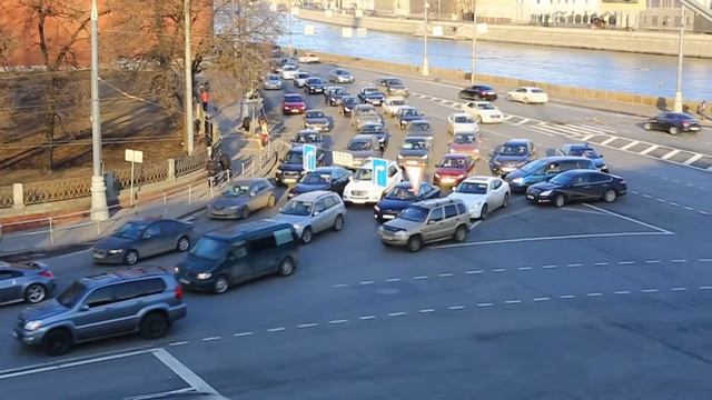 По Москве. Помыли Боровицкую площадь смотреть онлайн