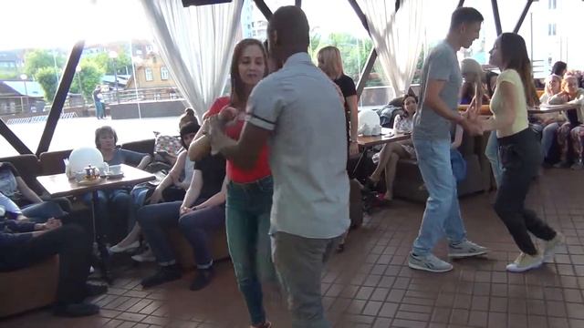 Семба в YOLO на юбилейной вечеринке. Беша и Настя смотреть онлайн