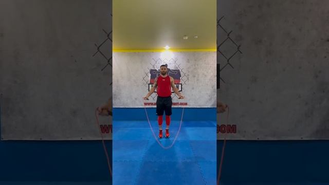 Разминка. 1. Скакалка 2 мин. 2. Гантели 1 мин. выполнить 5-8 раундов. смотреть онлайн