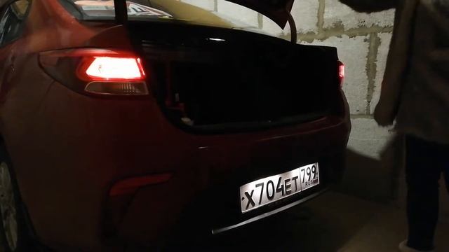 Закрытие багажника с газовыми упорами KIA Rio 4 (2017-2018) смотреть онлайн