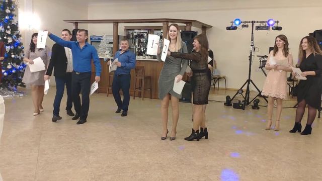Веселый конкурс на новогоднем корпоративе. смотреть онлайн