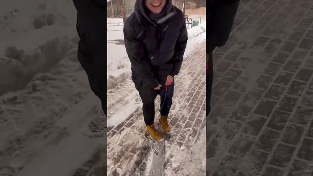 Кошка прячется от снега к хозяйке под пуховик смотреть онлайн