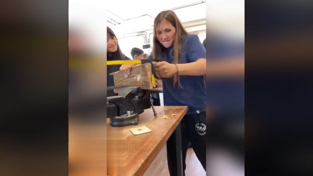 Говорят что она до сих пор пилит))) смотреть онлайн