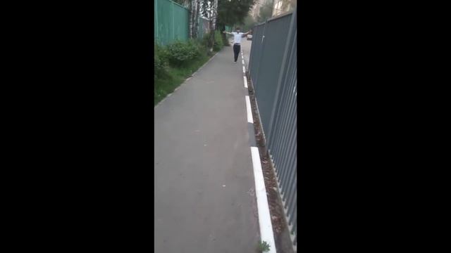 Пьяный парень мешал спать людям пришлось успокоить его смотреть онлайн