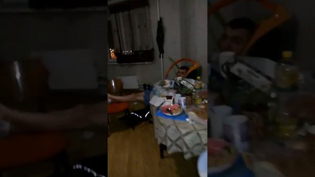 Первый раз села и играет на пианино. смотреть онлайн