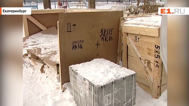 В Пионерском районе во дворе дома несколько недель лежат новые лифты смотреть онлайн