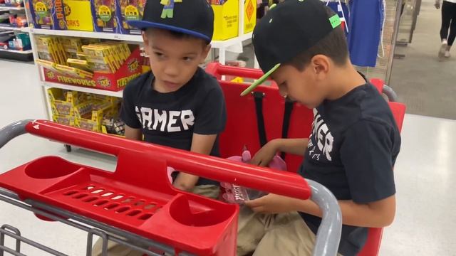 Влог USA: Мальчики отоваривают подаренные денежки ? и карточки ? на день рождения ? ➕ из копилок смотреть онлайн