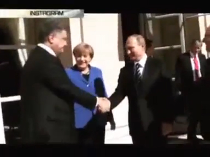 Агент Кремля Порошенко пожал руку главе Кремля Путину )) смотреть онлайн