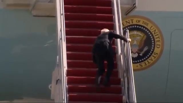 Байден падает с лестницы 10 часов смотреть онлайн