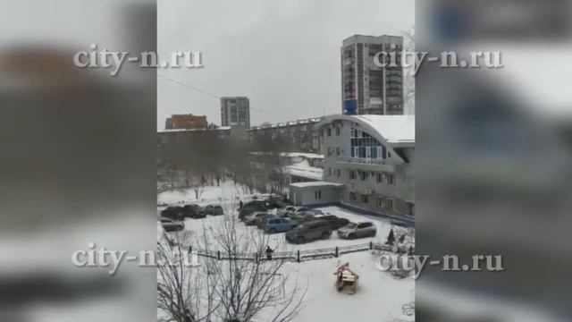 Дворники новокузнецкого бизнес-центра нашли оптимальное решение и завалили снегом детскую площадку смотреть онлайн