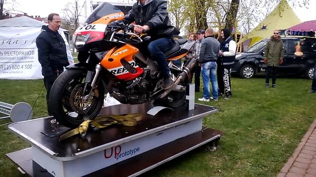 Тренажор испытай себя на выставке автомобилей Royal Auto Show EE TEAM смотреть онлайн