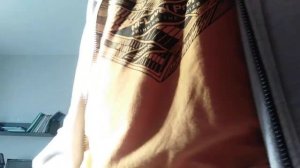 вздутый пухлый живот в старой кофте