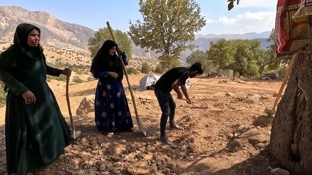 Effort of Grandma's family to move the big stone смотреть онлайн