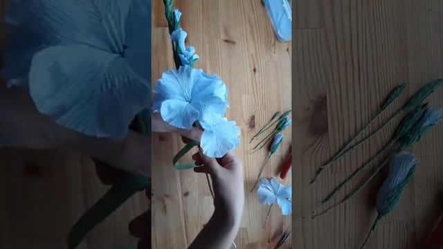 Гладиолус нежно-голубой из бумаги/ gladiolus made of corrugated paper #shorts смотреть онлайн