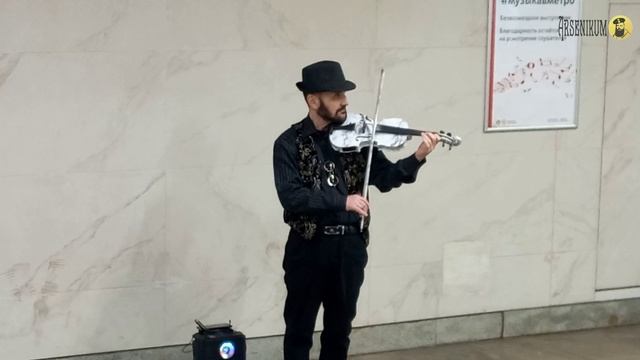 «Лишь один не спит, пьет шампанское за любовь свою, за цыганскую!» смотреть онлайн