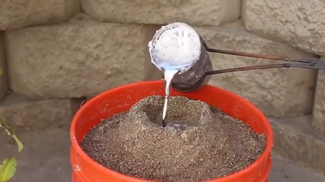 Отливаем алюминиевый меч в песке смотреть онлайн