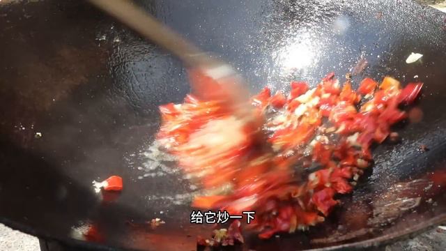 草鱼外脆里嫩又香的做法，炸过之后鱼骨嘎帮脆，苗大姐鱼骨鱼鳍直接吃，太香了，下酒当零食绝了#大口吃肉 смотреть онлайн