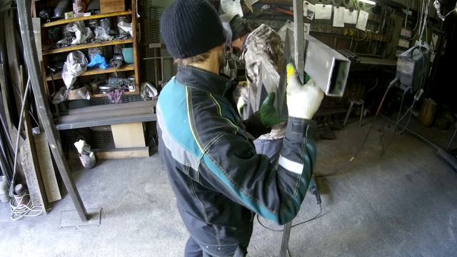 Жаль не захватили огнетушитель! Как установить лестницу из профтрубы в деревянный дом с паклей. смотреть онлайн