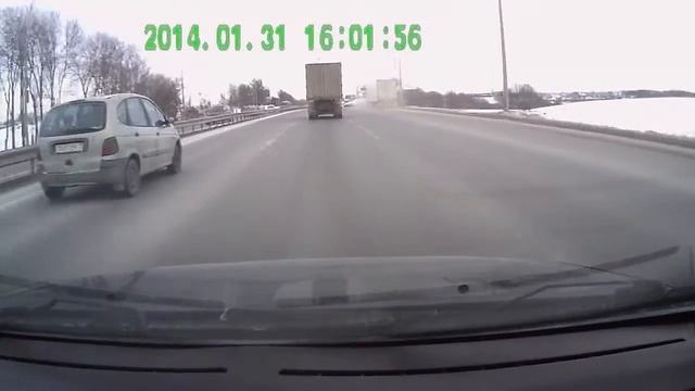 Из МАЗа вылетает деревянный ящик... смотреть онлайн
