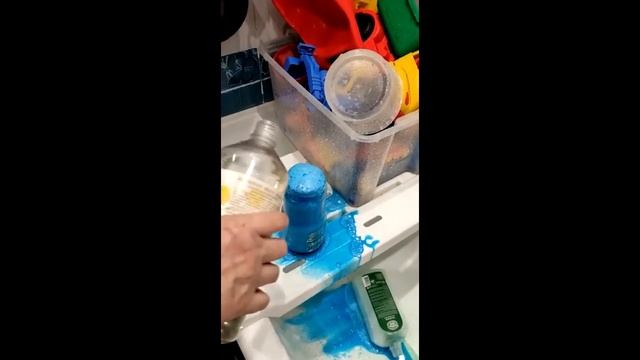 Опыты четырехлетнего внука в ванной . "Вулканы" из цветной пены. смотреть онлайн