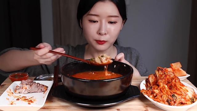 곱창가득 얼큰한 시장 순대국, 머리고기, 시골김치 먹방/SPICY SUNDAE GUK (KOREAN SAUSAGE SOUP AND RICE) & BOILED PORK MUKBAN смотреть онлайн