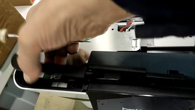 Brother MFC J3720, 3520 снятие верхних панелей и шлейфа дисплея смотреть онлайн