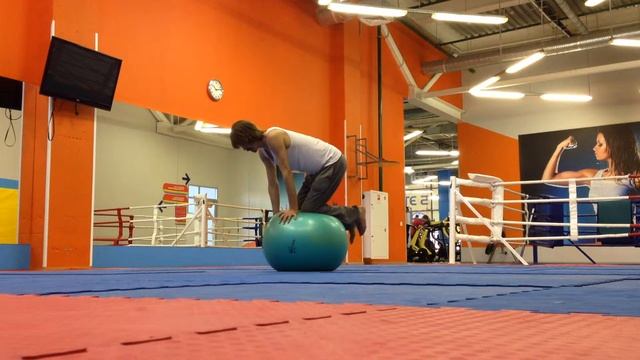 Приседания на фитболе (Squats On Fitball)