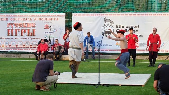 Пляска кузнеца. Кузнец пляшет на сцене с наковальней Russian indastrial heavimetall dance!?? смотреть онлайн