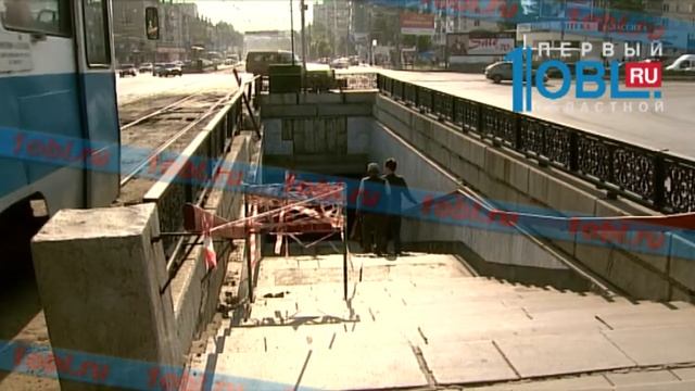 На Теплотехе лихач врезался в подземный переход и перевернулся смотреть онлайн