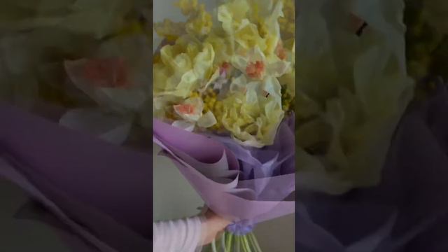 Букет с махровыми тюльпанами, нарциссами и мимозой смотреть онлайн