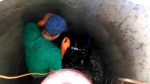 Монтаж седелки на полиэтиленовую трубу. Под давлением.